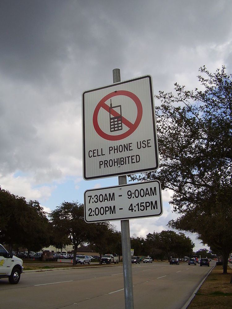 Restrictions on cell phone use while driving in the United States
