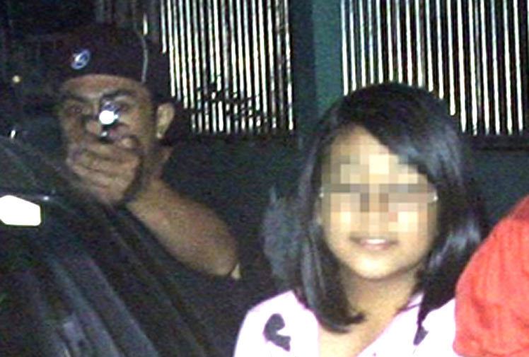 Reynaldo Dagsa captured an image of his family and a man pointing a gun