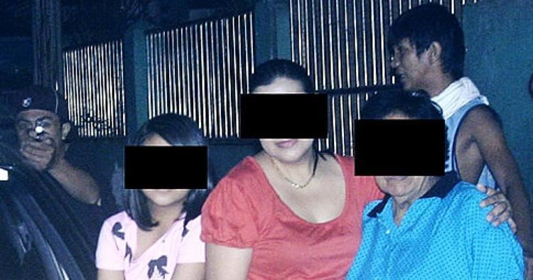 Reynaldo Dagsa captured an image of his family and a man pointing a gun