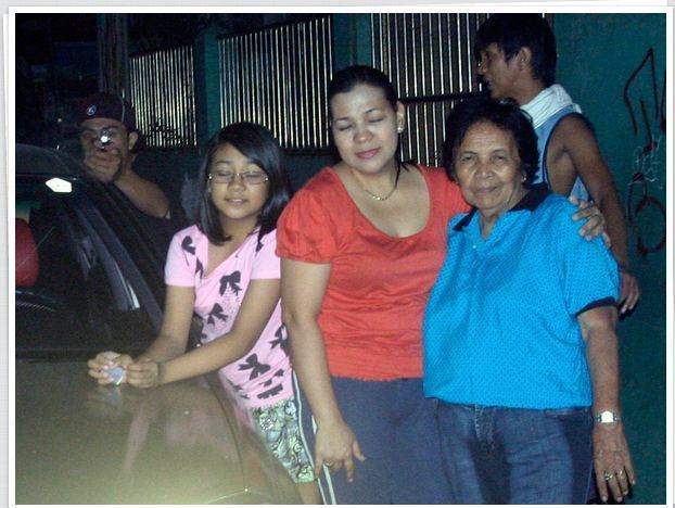 Reynaldo Dagsa captured an image of his family and a man pointing a gun