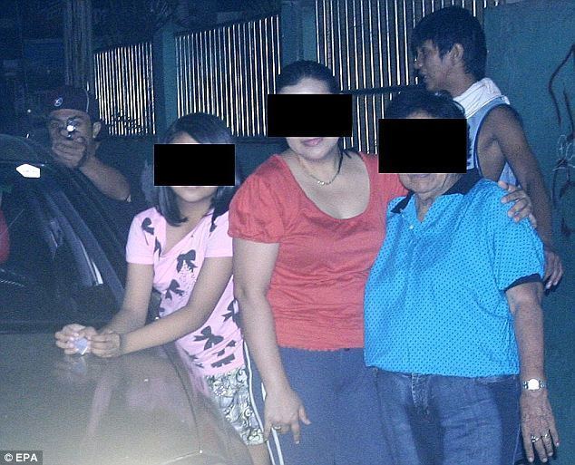 Reynaldo Dagsa captured an image of his family and a man pointing a gun