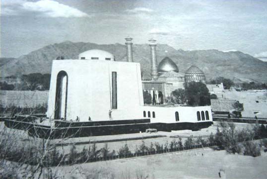 Reza Shah's mausoleum httpsuploadwikimediaorgwikipediacommons44