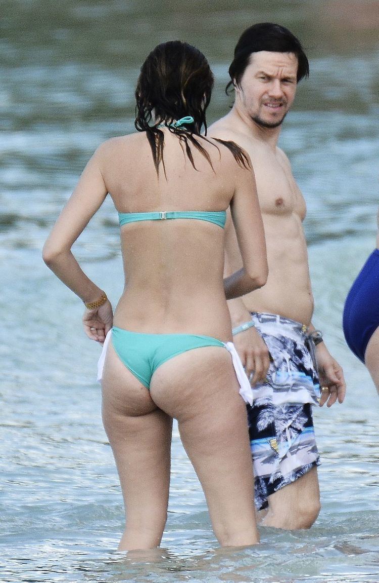 Rhea Durham RHEA DURHAM in Bikini and Mark Wahlberg at a Beach in