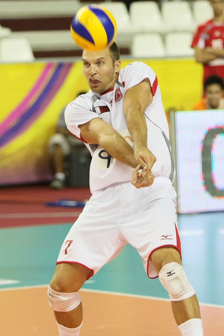 Richard Lambourne AlArabi Doha39s libero Richard Lambourne receives