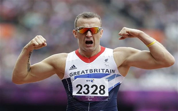 Richard Whitehead (athlete) Richard Whitehead thrills crowd with astonishing 200m