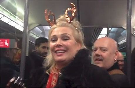 Ricky Wilde WATCH A Very Merry Kim Wilde Entertains A Train