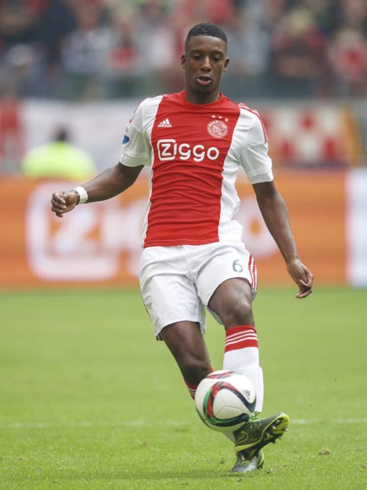 Riechedly Bazoer Arsenal transfer news Battle with Manchester United for