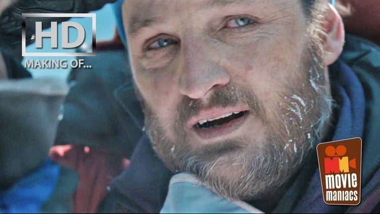 Jason Clarke as Rob Hall looking tired in a movie scene from "Everest, 2015"
