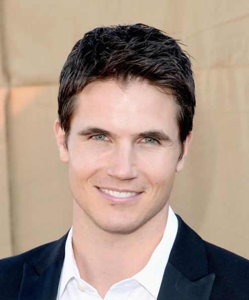 is dallas dating robbie amell meet his wife