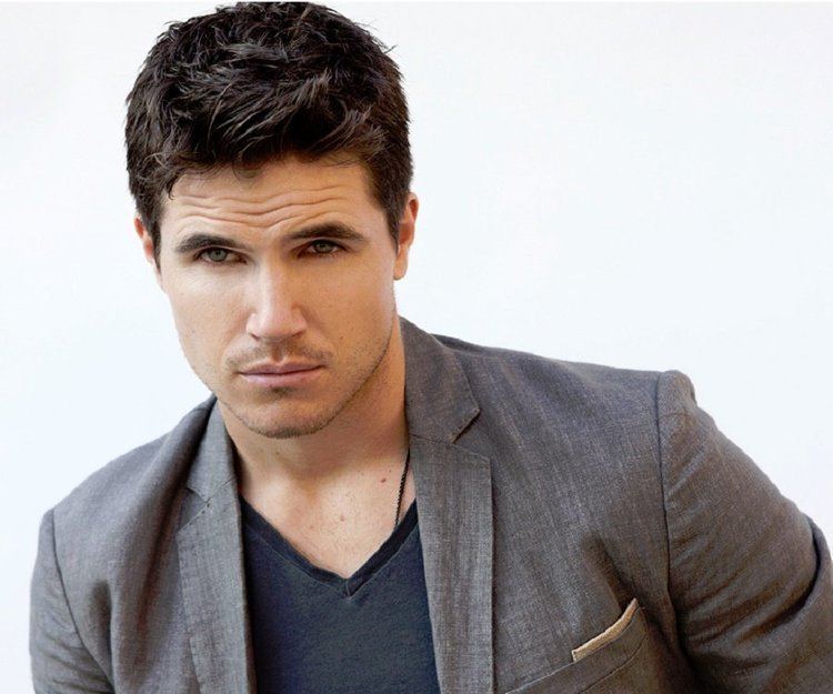 Robbie Amell Robbie Amell Biography Facts Childhood Family Life