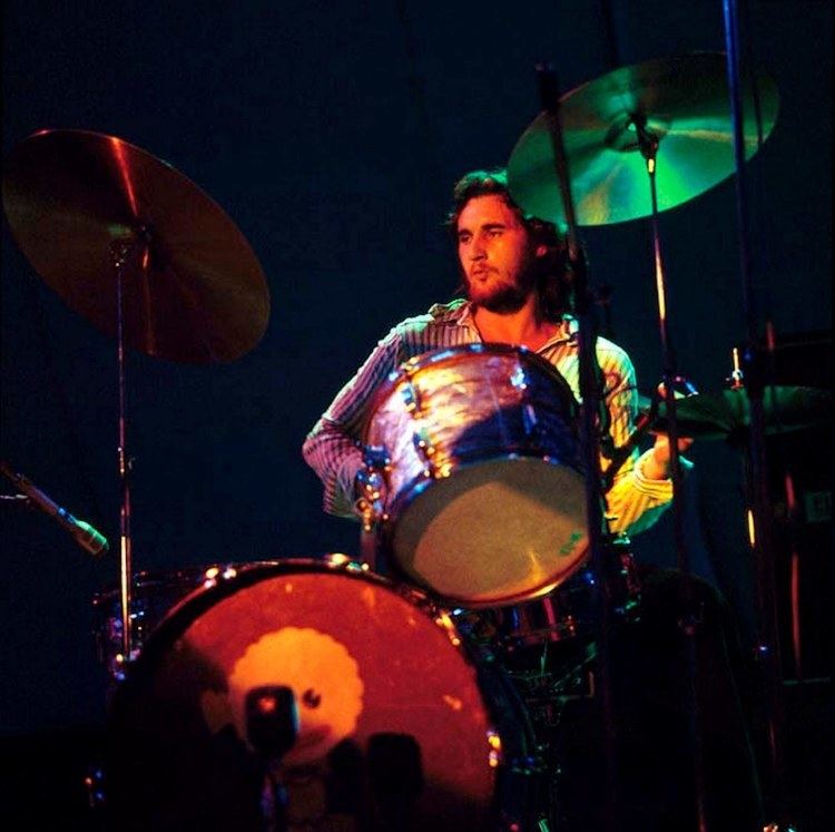 Robbie McIntosh (drummer) RETRO DUNDEE ROBBIE McINTOSH ON DRUMS 19501974