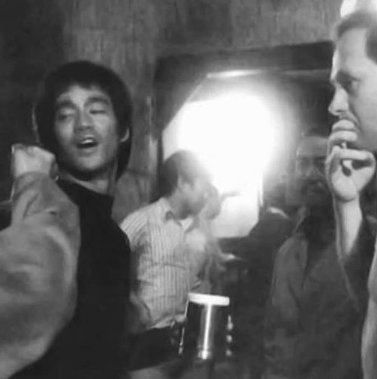 Robert Clouse Bruce Lee with Robert Clouse on set from Enter the Dragon