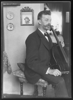 Robert Hausmann Bildnis Robert Hausmann 18521909 mit Cello Ferdinand Schmutzer