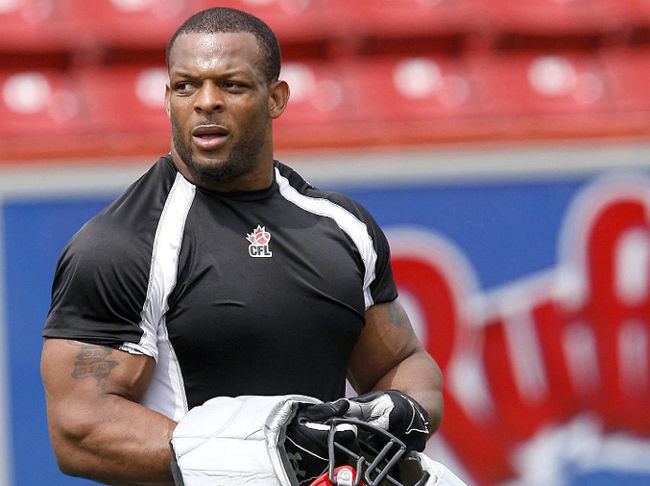 Washington Redskins draft pick Robert McCune cools off during training camp  Thursday, Aug. 4, 2005, in Ashburn, Va. McCune is a 26 year-old rookie who  served in the Army National Guard before