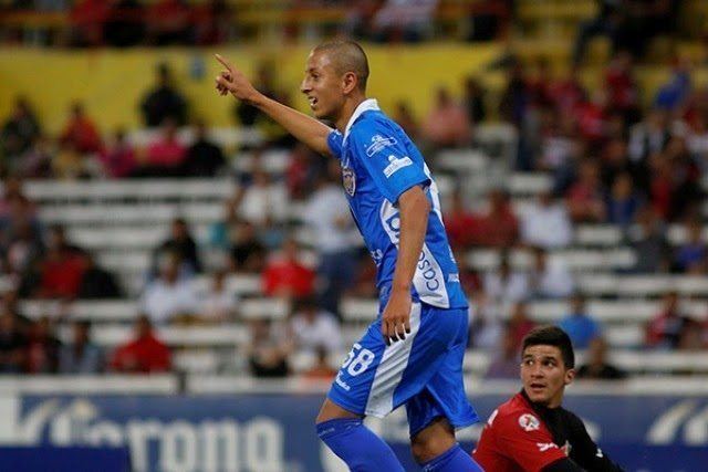 Roberto Alvarado Roberto Alvarado mexicano que entrena con equipo de Premier League