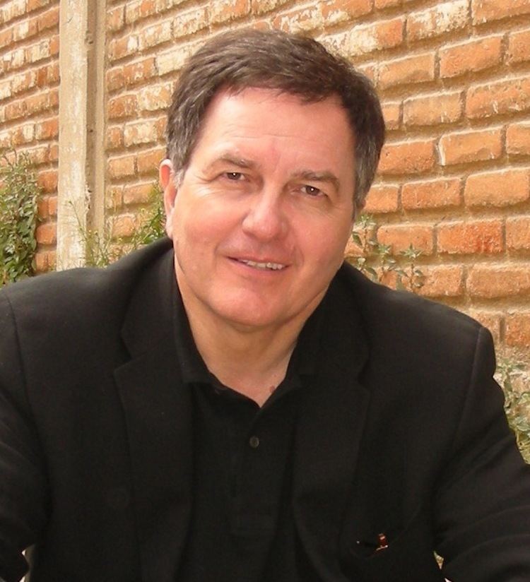 Roberto Ampuero httpsuploadwikimediaorgwikipediacommonsaa