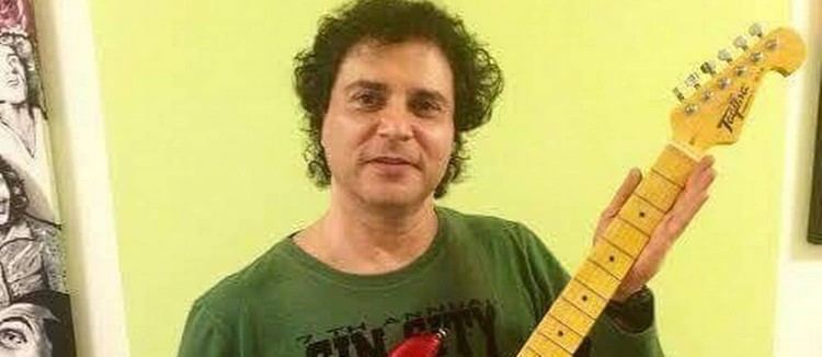 Roberto Frejat Frejat doa duas guitarras para ajudar ONG de animais Jornal O Globo