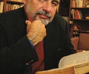 Roberto González Echevarría Roberto Gonzlez Echevarra won Annual Critics Award Cuba