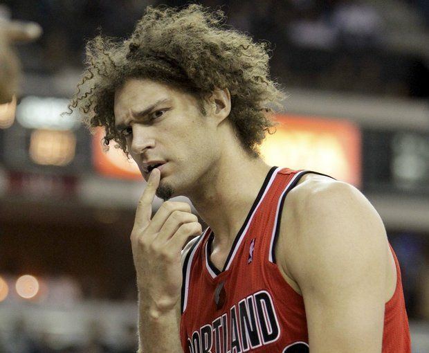 Robin Lopez Robin Lopez Agrees To Sign With The New York Knicks The