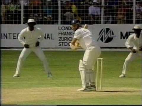 Robin Smith (bishop) Ian Bishop roughs up Robin Smith West Indies vs England 1990 5th