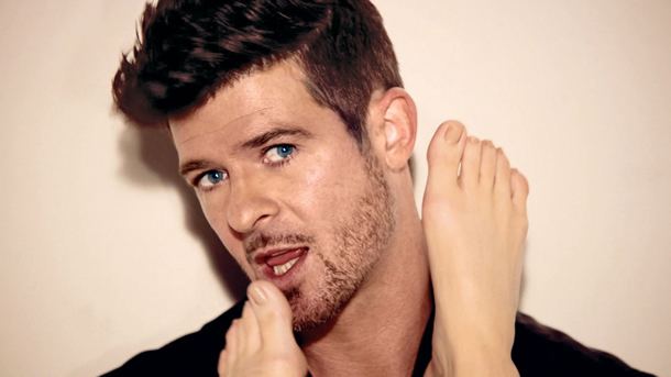 Robin Thicke Robin Thicke Sings to Ex on BET Awards She Could Take
