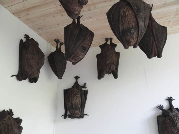 Rochus Lussi Fantastic giant wooden BATS by German artist Rochus Lussi Inhalte