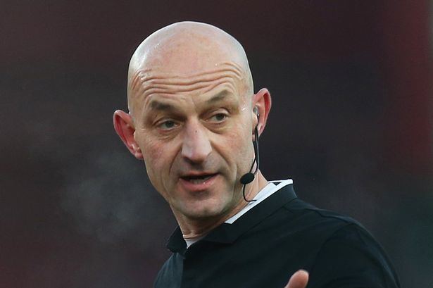 Roger East (referee) Manchester City vs Sunderland Who is the referee