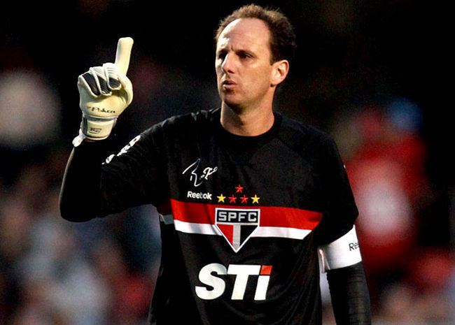 Rogério Ceni Brazilian goalkeeper Rogerio Ceni to continue playing past the age of 42
