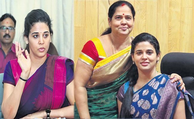 On the left, Rohini Sindhuri speaking with hand gesture while, on the right, Rohini Sindhuri smiling with her mother