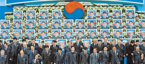 ROKS Cheonan sinking Memorial marks Cheonan sinkingINSIDE Korea JoongAng Daily