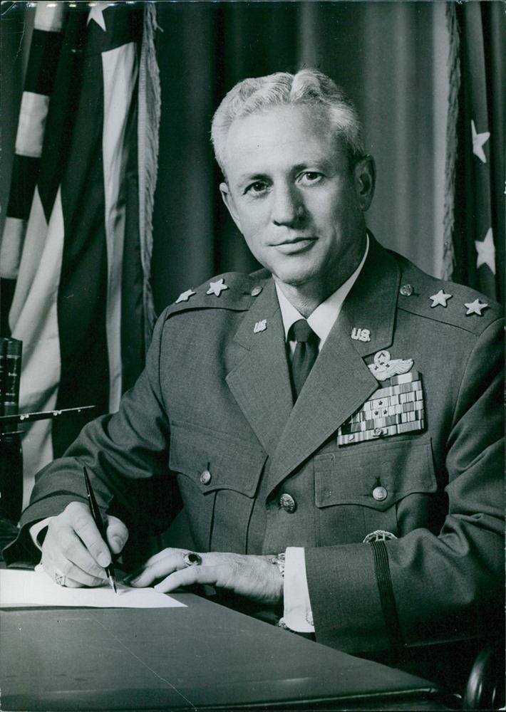 Rollen Henry Anthis Close up of former US Service Chiefs Major Gen Rollen Henry Anthis