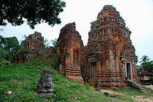 Roluos (temples) httpsuploadwikimediaorgwikipediacommonsthu