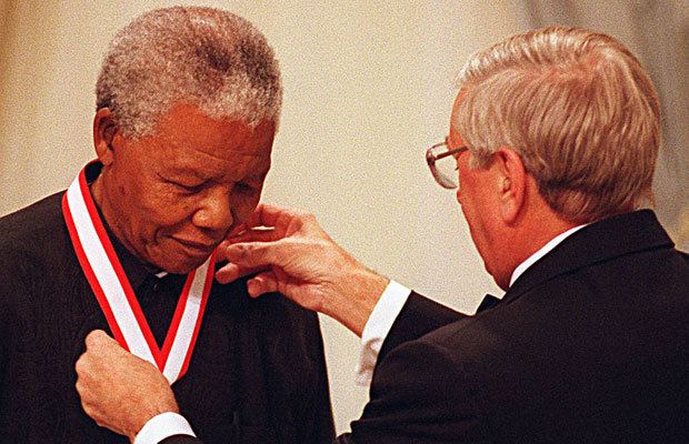 Roméo LeBlanc Nelson Mandela receives the Order of Canada from Governor General
