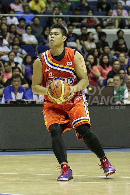 Ronjay Buenafe PBA PBA Photos PinoyExchange 110412 Rain or