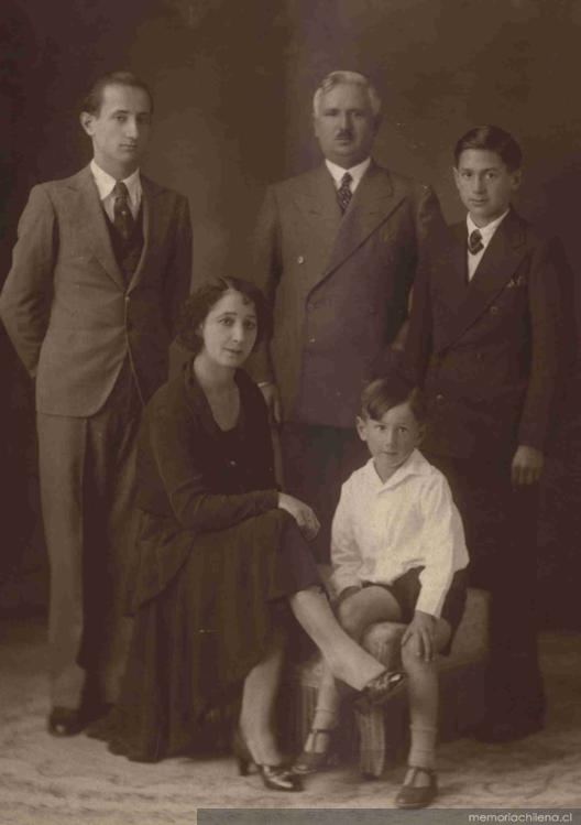 Roque Esteban Scarpa Roque Esteban Scarpa junto a sus padres y hermanos 1932 Memoria