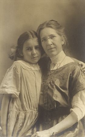 Rosa Smith Eigenmann Portrait photograph of Rosa Smith Eigenmann and her daughter