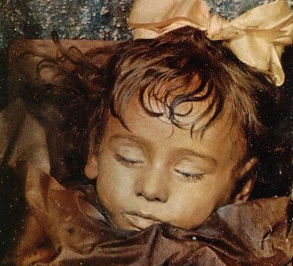 The mummy of the little girl Rosalia Lombardo (1918-1920).
