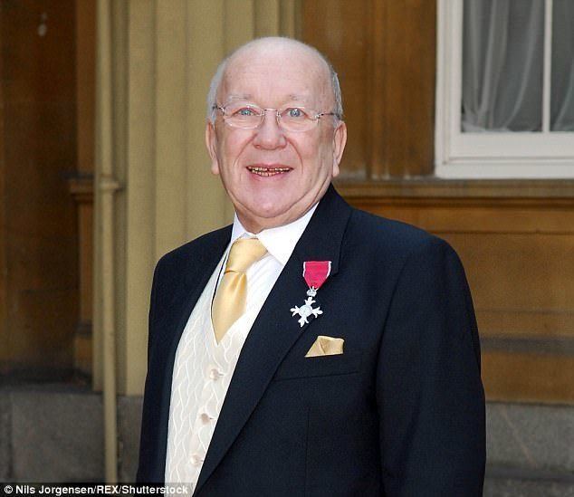 Roy Barraclough Coronation Street actor Roy Barraclough dies aged 81 Daily Mail Online