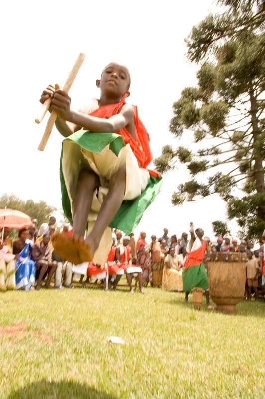 Royal Drummers of Burundi THE ROYAL DRUMMERS OF BURUNDI Burundi Pinterest Folk Dance