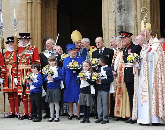 Royal Maundy Queen joined by Archbishop of Canterbury as she presents 39Royal