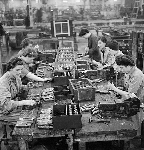 Royal Ordnance Factory FileWomen working in the Royal Ordnance Factory at Fazakerley near