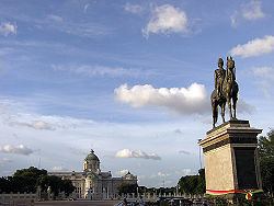Royal Plaza (Thailand) httpsuploadwikimediaorgwikipediacommonsthu
