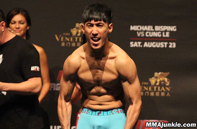 Royston Wee UFC Fight Night 48 results Royston Wee survives Yao Zhikuis late