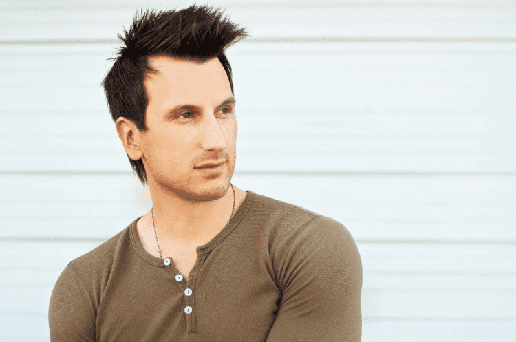 Russell Dickerson Thirty Tigers Launches New Label Signs Russell Dickerson