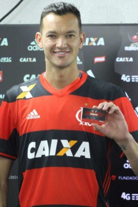 Réver Rver regularizado e j pode estrear pelo Flamengo