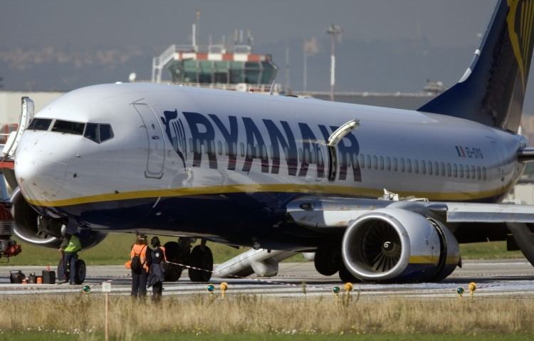 Ryanair Flight 4102 Accident Ryanair B738 at Rome on Nov 10th 2008 engine and landing