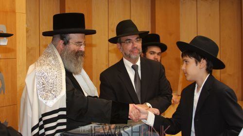 Sadigura (Hasidic dynasty) Sadigura Rebbe Visits Yeshiva In LA The Jewish Link