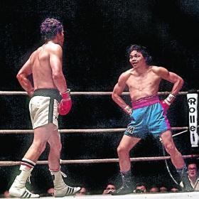 Saensak Muangsurin Which fighter holds the record for winning a world title after the