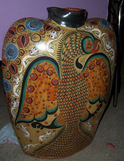 A ceramic pottery created by Salvador Vázquez Carmona known as a Brunido featuring a bird on its design.