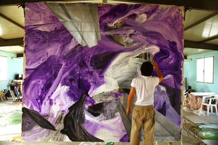 Salvatore Garau while painting at Corso Magenta in Milan